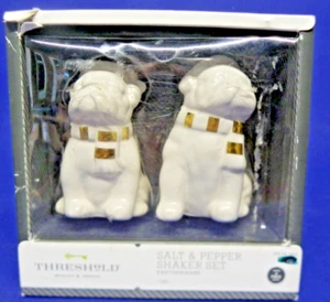 Threshold weiße Keramik Bulldoggen Salz & Pfefferstreuer mit goldenen Schals & Hüten - Bild 1 von 9