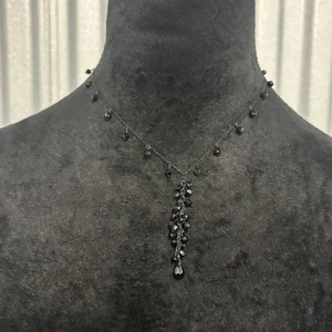 Y Tropfen Halskette schwarz Perlen Damen facettiert Gothic - Bild 1 von 6
