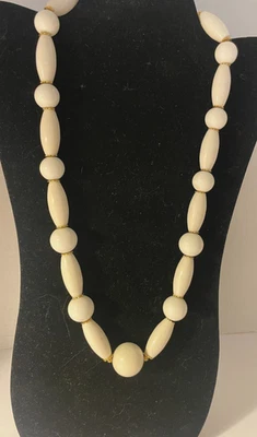 Collar Yves St. Laurent Diseñador Cuentas Acrílicas Blancas con Acento Dorado Foto 1 de 4