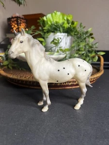 Cavallo Breyer Appaloosa • Bianco Argento Grigio • Macchiato • Adulto in piedi • Giocattolo - Foto 1 di 7