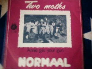 NORMAAL - TWO MOTHS - RARE ENGELS TALIGE SINGEL - MINT - Bild 1 von 3