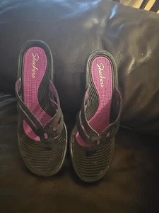 Sandali infradito zeppa Skechers neri borchie tacco 2,5” scarpa slip on donna 7 - Foto 1 di 5