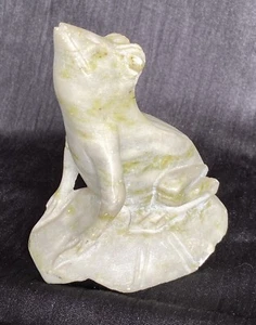 Vintage handgeschnitzter hellgrüner Speckstein Frosch Schnitzerei/Skulptur 4-1/4" hoch - Bild 1 von 10