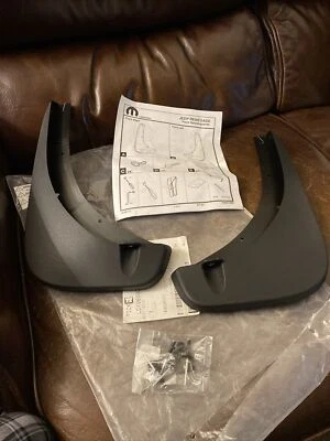 Protectores contra salpicaduras de barro delanteros originales Mopar 2015-2020 Jeep Renegade 82214128 OEM nuevos Foto 1 de 4