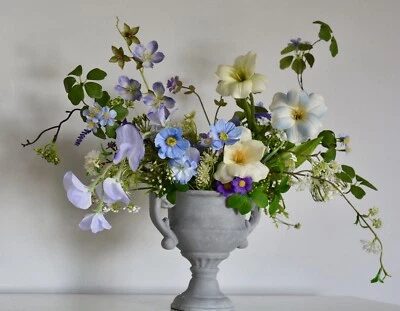 Arreglo floral de seda artificial estilo barroco Foto 1 de 4