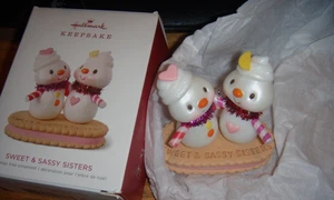 PUNZE ANDENKEN SÜSSE & FRECHE SCHWESTERN NEU WEIHNACHTSSCHMUCK NEU - Bild 1 von 1