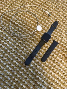 Apple Watch Series 4 44 mm Boîtier en acier inoxydable noir sidéral avec sport noir... - Photo 1 sur 2