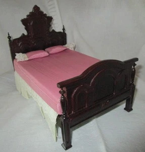 VINTAGE BESPAQ LETTO VITTORIANO VESTITO CASA DELLE BAMBOLE MINIATURA 1:12 Made in China NOS - Foto 1 di 6
