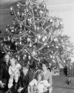 Family Christmas Tree Vintage 8x10 Reprint Of Old Photo - Bild 1 von 1