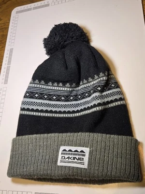 Gorro Dakine Hat adulto negro Maxwell Pom Cuff Foto 1 de 4