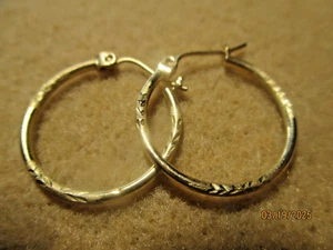 14K GOLD DIAMOND CUT HOOP EARRINGS**.93 GRAMS - Picture 1 of 4