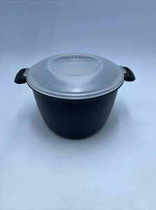 Pampered Chef 3 Quart Micro Cooker Plus Microwave Steamer Locking Lid - Picture 1 of 4