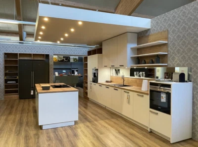 Nolte Ausstellungsküche  F17 Feel, 961 Weiß softmatt und E23 Chalet Eiche - Bild 1 von 4