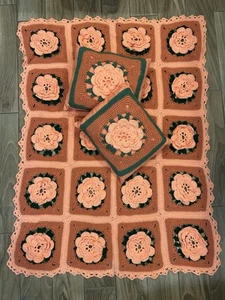 Vintage Häkel Blumen Überwurf & passende Kissen Oma Kern 3D Blume Landhaus Shabby - Bild 1 von 13
