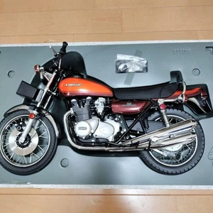 Kawasaki 900 Super Four Motorcycle Model 1/6 Scale Diecast Replica Collectible - Picture 1 of 16