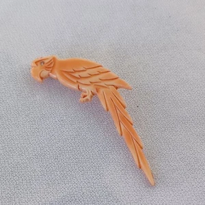 Vintage Italy Hard Plastic Long Parrot Bird Brooch Rhinestone Eye Peach Color - Picture 1 of 8