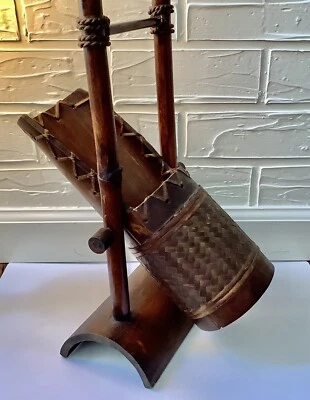 Portabotellas de vino de madera vintage hecho a mano, ratán y bambú Foto 1 de 4