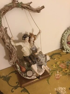 GIUSEPPE ARMANI - CAPODIMONTE "JÓVENES AMANTES EN UN COLUMPIO". ROTO. FLORENCIA 1983. - Imagen 1 de 12