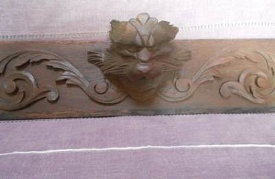 Ancien Fronton en Bois Sculpté avec Volutes et  DIABLOTIN en relief 72 cm L - Photo 1/4