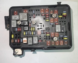 GMC Terrain 2013-2016 caja de fusibles unidad de relé 22929761 - Imagen 1 de 2