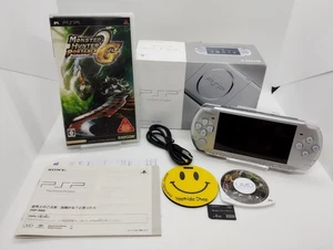 PLATEADO Sistema Sony PSP 3000 con Cargador [Libre de Región] Probado Buena Playstation - Imagen 1 de 14