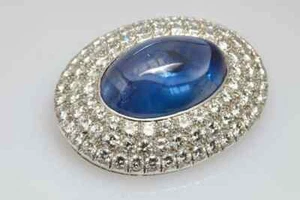 Important Cabochon Blue Sapphire and Pave Set White 61.21TCW Vintage Brooch - Picture 1 of 4