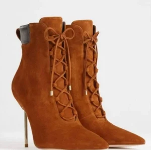 NUEVO EN CAJA $275 BUENAS BOTAS DE AGUJA DE GAMUZA MARRÓN TABACO AMERICAN SCANDAL TALLA 8 - Imagen 1 de 10
