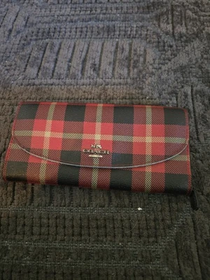 Carteira envelope Coach Slim xadrez Riley vermelha preta - Imagem 1 de 4