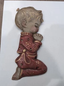 Decorazione da parete bambino che prega in metallo fuso metà secolo, che prega e si inginocchia alto 9" - Foto 1 di 2