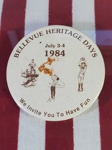 Prendedor de botón vintage 1984 Bellevue Iowa Heritage Days "Te invitamos a divertirte" - Imagen 1 de 2