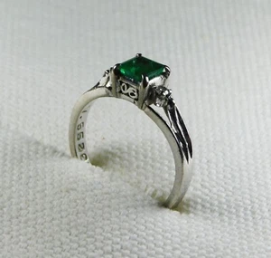 18K W GOLD, 2 DIAMONDS, Green Faceted STONE Vintage Lady RING, Size 6.3 Estate - Picture 1 of 9