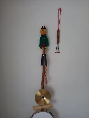 Premium Teufelsgeige Bumbass Schellenbaum dt Handarbeit Unikat hanggeschnitzt - Bild 1 von 4