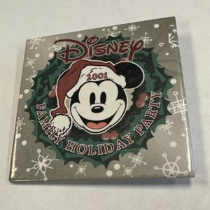 VTG 2001 DISNEY DISNEYLAND FAMILY HOLIDAY PARTY CAST CREW BUTTON PIN CHRISTMAS - Picture 1 of 2