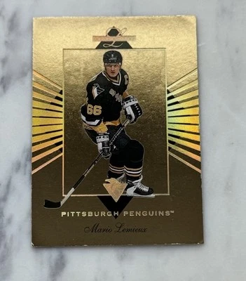 Mario Lemieux Pittsburgh Penguins 1984-1994 Leaf Limited #1 Gold 0151/2500 - Image 1 of 2