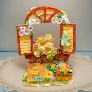 De colección Colección K Estatuilla Gato en Jardín Ventana Flores Cottagecor Knick Knack - Imagen 1 de 11