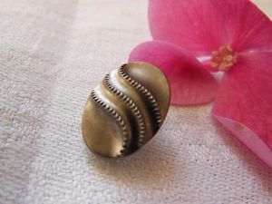 Bouton ancien en verre argenté ovale joli  1,3 sur 1,8 cm G16B - Picture 1 of 3