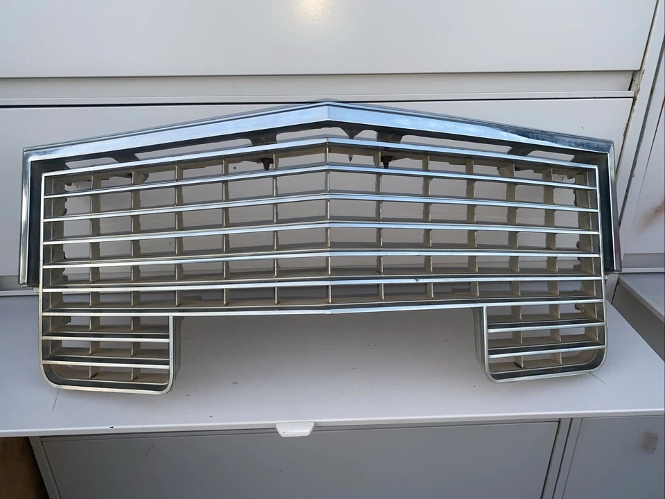 Cadillac DeVille Fleetwood 1972, Calais cromo parrilla de fábrica carrito completo Foto 1 de 4