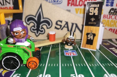 2023 (2022) NFL Series 11 Teenymates NO Saints DE Cameron Jordan figure/locker Cover