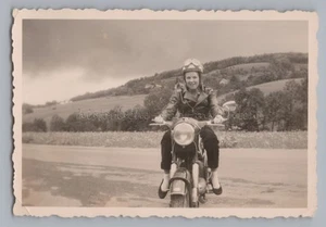 Mujer joven en moto - Foto antigua - Imagen 1 de 2