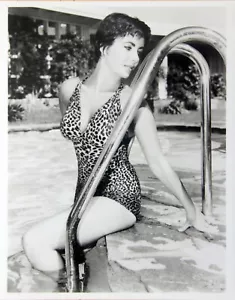 FOTO ELIZABETH TAYLOR IN PISCINA - 20x25cm - Foto 1 di 1