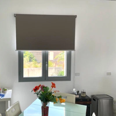 Tenda a Rullo Oscurante per interno - DIametro Rullo 43 mm +Kit per il montaggio - Immagine 1 di 4