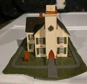 HO SCALE LANDKIRCHE 2 stöckig komplett montiert gebraucht Vintage mit Hof - Bild 1 von 12