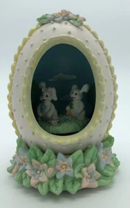 Huevo de Pascua de cerámica 2006 7 pulgadas coleccionable caja de música decorativa conejos giratorios - Imagen 1 de 7