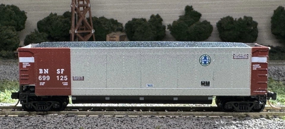 N Scale - LBF Company 5805-0 BNSF Coalporter Hopper w/ Load BNSF699125 N13174 - Image 1 of 1