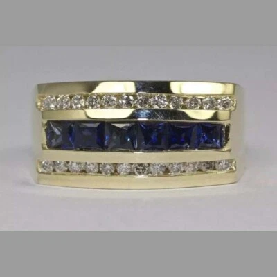 Anillo de boda de oro amarillo de 14 quilates con zafiros y diamantes creados de 2,08 quilates sobre alianza para hombre Foto 1 de 4