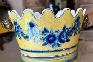 Cuenco de porcelana Monteith amarillo azul floral agrietado y asas de latón hojas de uva - Imagen 1 de 14