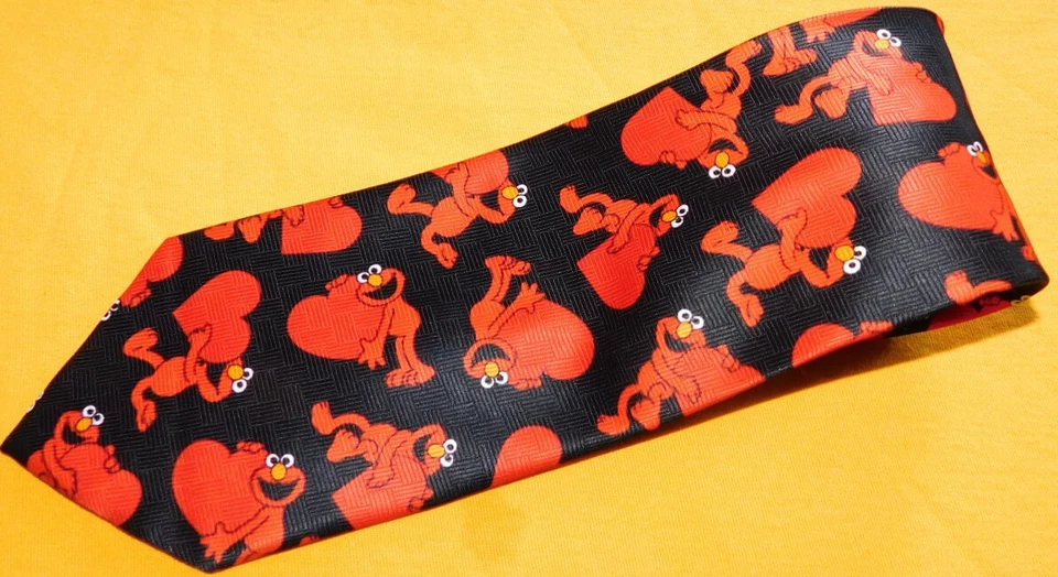 SESAME STREET ROJO/NEGRO MOTIVO OLMO/CORAZONES CORBATA TODO POLIÉSTER - CORBATAS DE DISEÑO. Foto 1 de 3