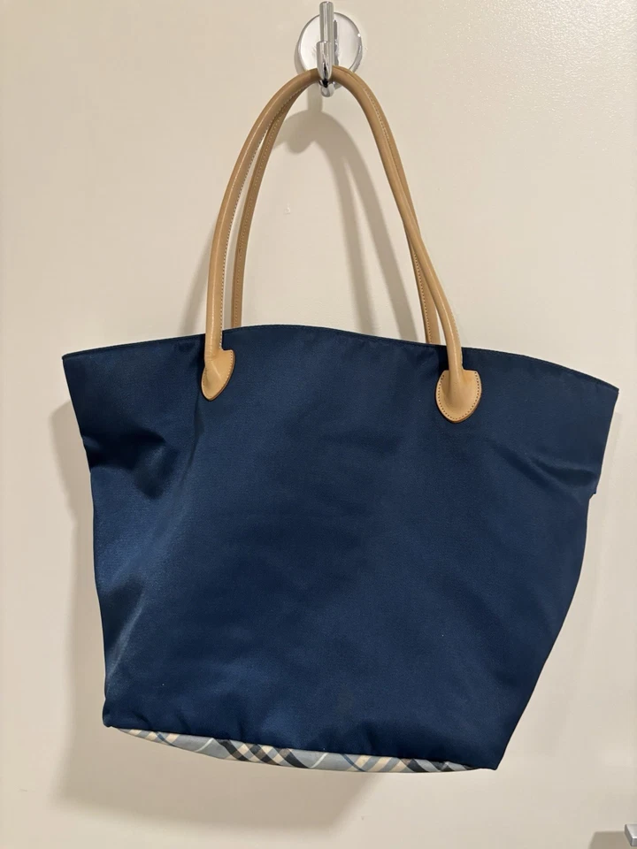 Bolso de hombro Burberry de nailon azul marino con bolsillo - etiqueta azul Foto 1 de 4
