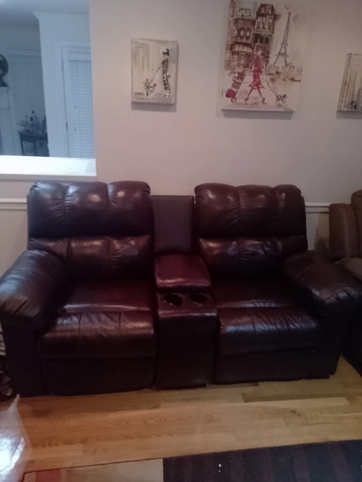 棕色皮革躺椅双人沙发 – 2 座 + 中控台带电动插座 — 第 1/1 张图片