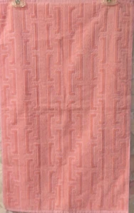 VTG LESHNER ILLUSIONS SCULPTED PINK COTTON HAND TOWEL GEOMETRIC 16.5 X 26 NWOT - Picture 1 of 6